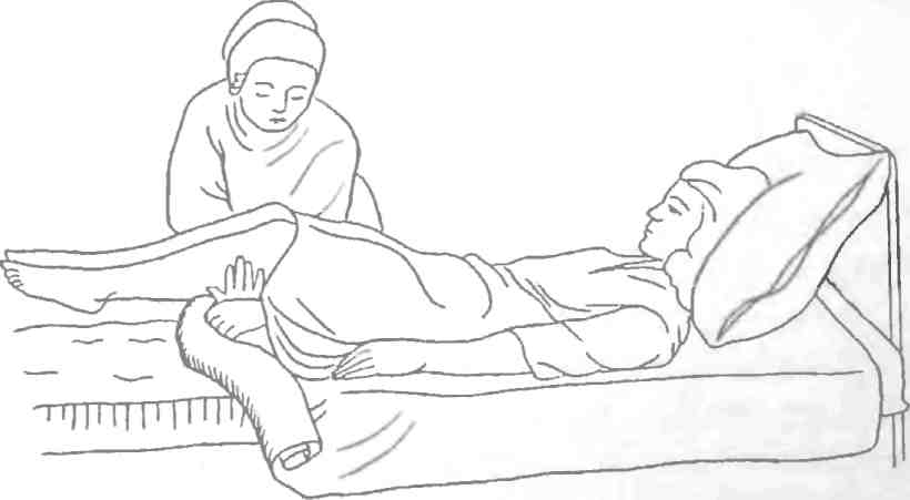Смена постельного белья пациенту продольным способом